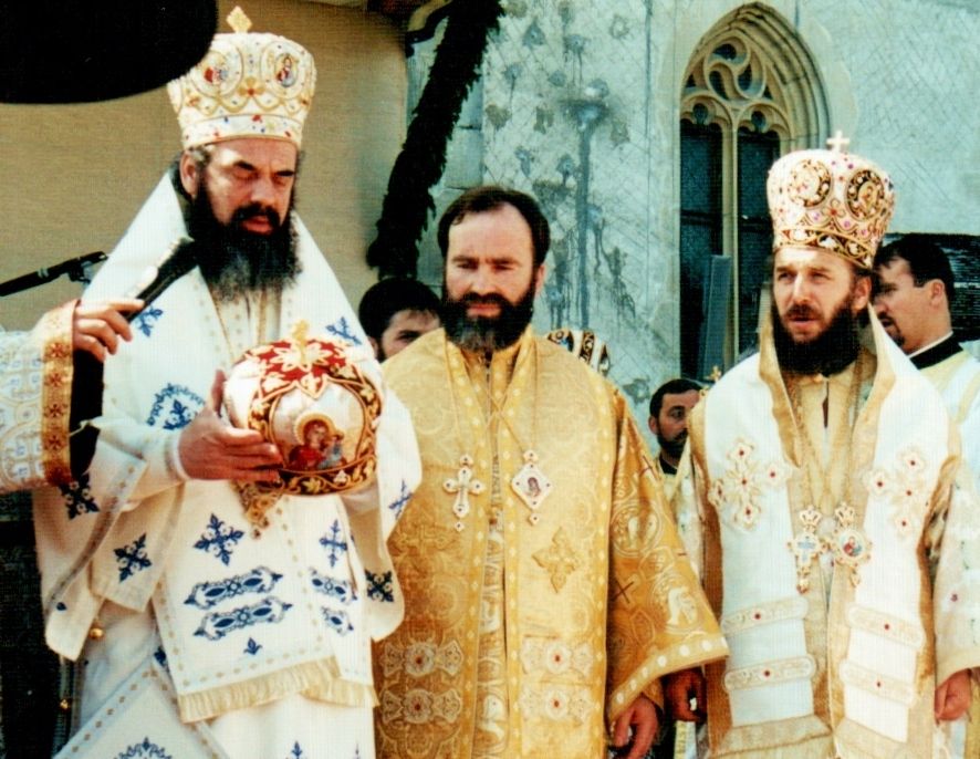 1 mai 2000, PF Patriarh Daniel - pe atunci Mitropolitul Moldovei si Bucovinei - inmaneaza insemnele arhieresti arhim. Ioachim Gosanu, in cadrul slujbei de hirotonie intru arhiereu a arhim. Ioachim Giosanu