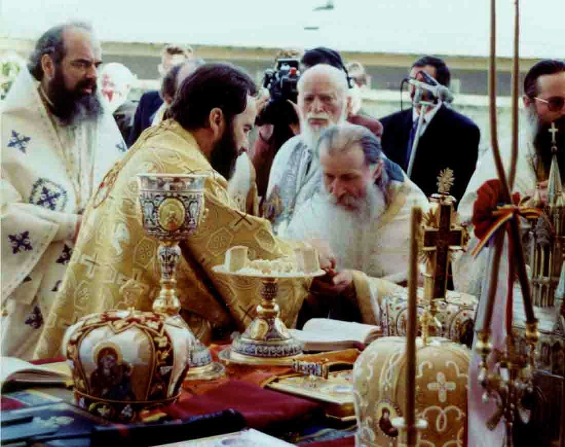 Arhim. Ioanichie Balan la hirotoniea întru arhiereu a IPS Părinte Ioachim (1 mai 2000))