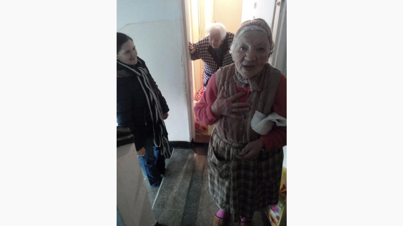 Beneficiari ai sprijinului acordat de enoriasii parohiei &quot;Sf. Ioan&quot; Bacau