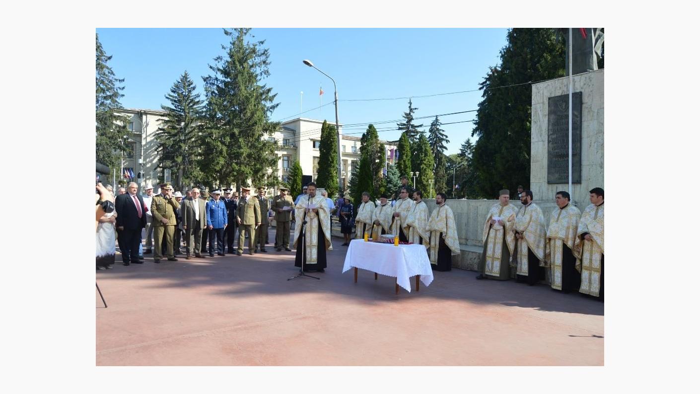 Pomenirea eroilor la Roman