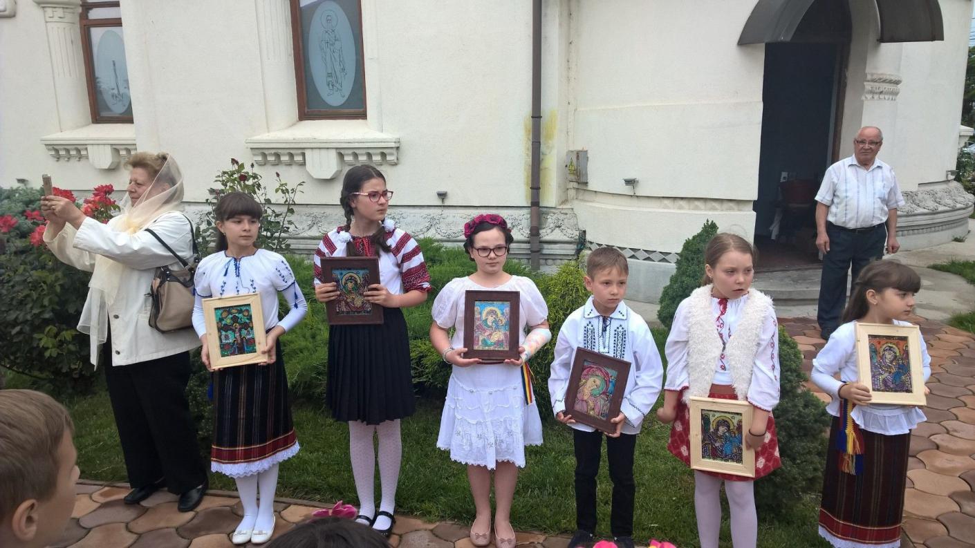 Prezentarea icoanelor pe sticlă realizate în cadrul cercului de pictură