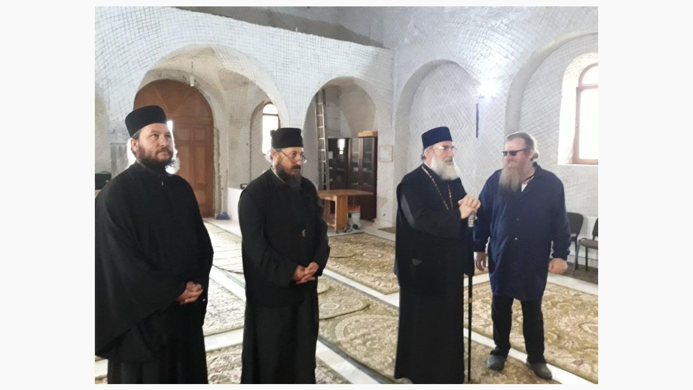 În biserica nouă a Mănăstirii Calapodești