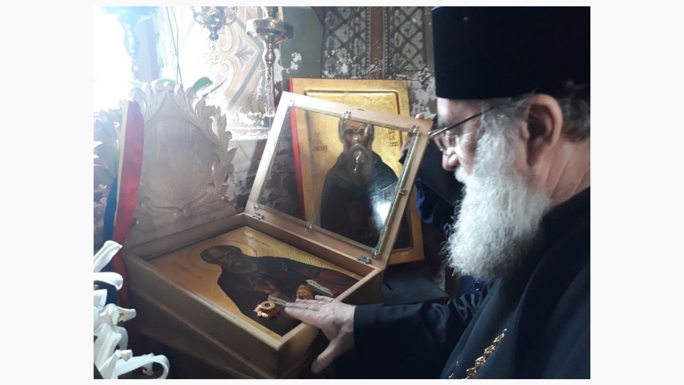 Închinare la fragmentul din moaștele Sfântului Antipa, la Calapodești
