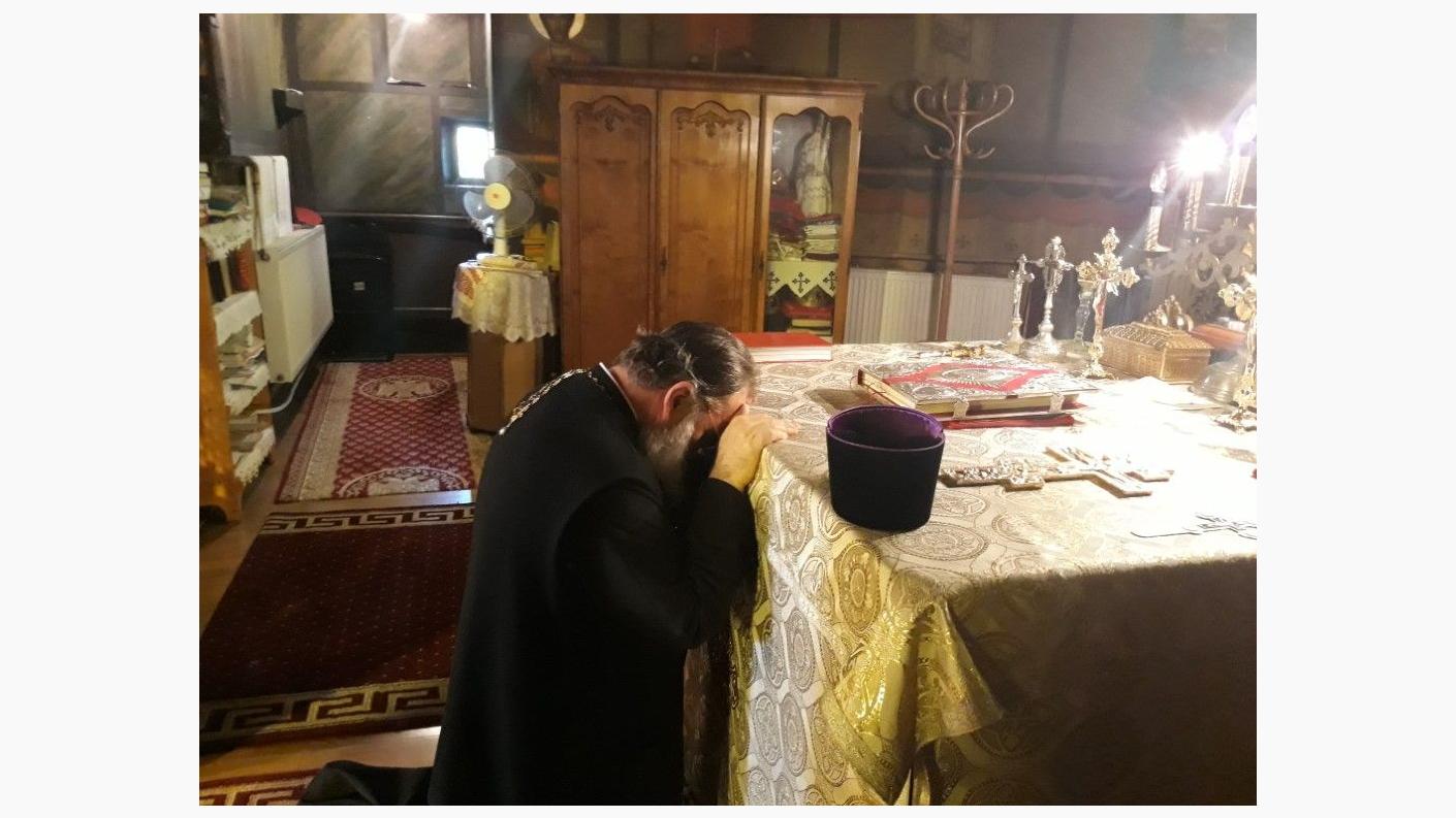 Închinare la Altarul Bisericii Parohiei Nănești