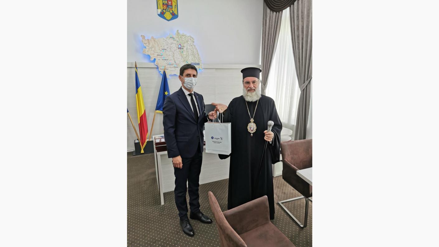 IPS Părinte Arhiepiscop Ioachim a dăruit dlui prefect Liviu Miroșeanu volumul Hrisoave. Acte de sfințire alcătuite în perioada 2009-2019, în care sunt prezentate multe dintre lăcașurile de cult din Județul Bacău