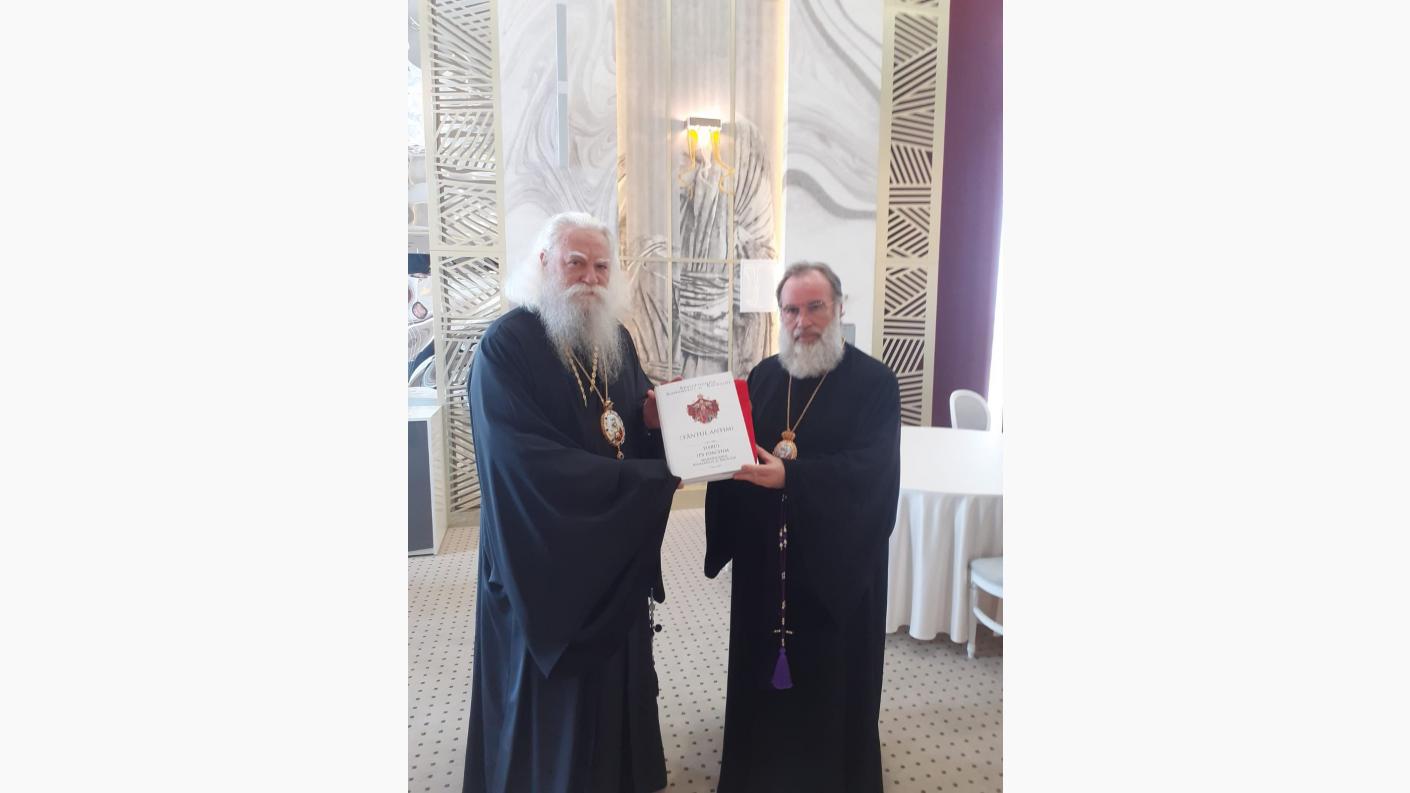 IPS Părinte Arhiepiscop Ioachim a oferit noului Arhiepiscop al Sucevei și Rădăuților, IPS Părinte Calinic, un Sfânt Antimis