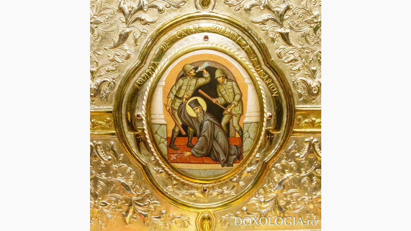 Detaliu de pe racla care adăpostește moaștele Sf. Mc. Visarion de la Lainici