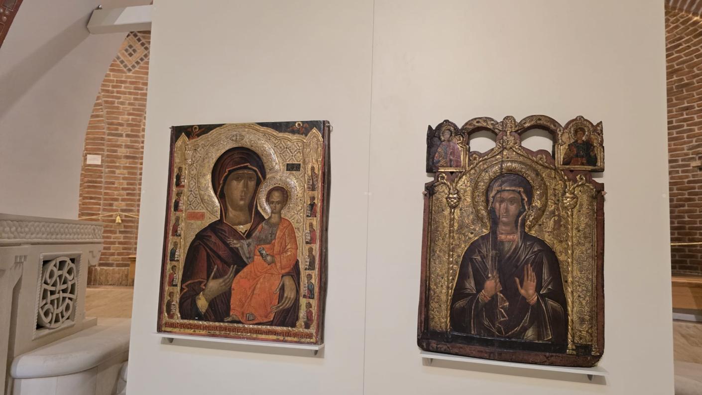 Poate nu întâmplător, cele două icoane s-au regăsit alături în cadrul expoziției „Sacrul la feminin”, de la Muzeul Mitropolitan din Iași: Hodighitria de la Siliștea (1549), din patrimoniul Arhiepiscopiei Romanului și Bacăului, și icoana Sfintei Cuvioase Parascheva, din colecția Muzeului Național de Artă al României. Sfânta Cuvioasă Parascheva este și ocrotitoarea Catedralei Arhiepiscopale din Roman, care îi poartă hramul