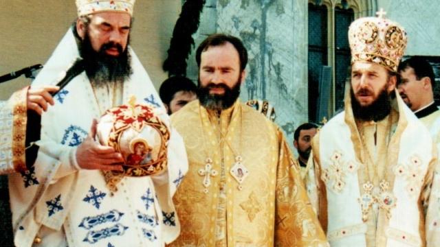 1 mai 2000, PF Patriarh Daniel - pe atunci Mitropolitul Moldovei si Bucovinei - inmaneaza insemnele arhieresti arhim. Ioachim Gosanu, in cadrul slujbei de hirotonie intru arhiereu a arhim. Ioachim Giosanu