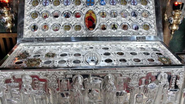 Racla de argint ce se află în Catedrala Arhiepiscopală din Roman adăpostește moaștele a 22 de sfinți, între care și o părticică din moaștele Sf. Cuv. Parascheva, Ocrotitoarea Moldovei