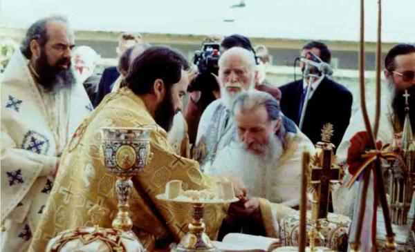 Arhim. Ioanichie Balan la hirotoniea întru arhiereu a IPS Părinte Ioachim (1 mai 2000))