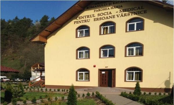 fațada principală a celi mai mari clădiri din cadrul complexului, Centrul social - medical