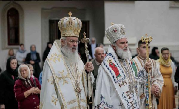 IPS Serafim și IPS Ioachim săvârșind Sfânta Liturghie în cinstea Sfântului Iosif de la Văratec / foto: Oana Nechifor, pentru Doxologia