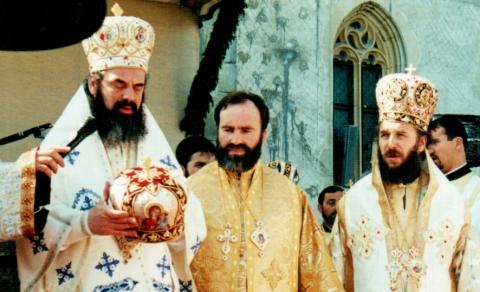 1 mai 2000, PF Patriarh Daniel - pe atunci Mitropolitul Moldovei si Bucovinei - inmaneaza insemnele arhieresti arhim. Ioachim Gosanu, in cadrul slujbei de hirotonie intru arhiereu a arhim. Ioachim Giosanu