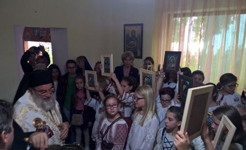 Sfințirea icoanelor pe sticlă realizate în cadrul cercului de pictură