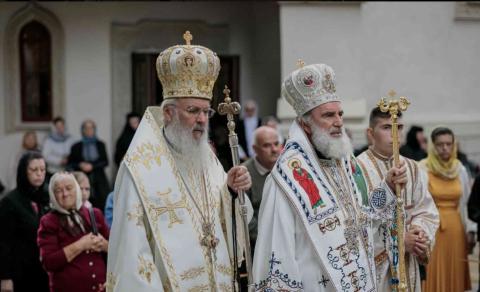 IPS Serafim și IPS Ioachim săvârșind Sfânta Liturghie în cinstea Sfântului Iosif de la Văratec / foto: Oana Nechifor, pentru Doxologia