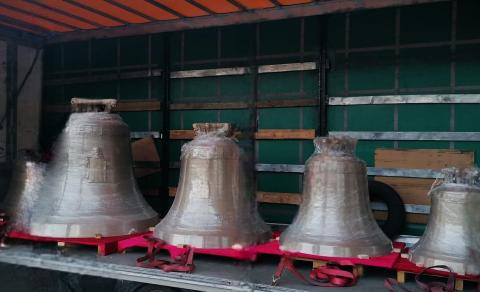 Clopotele Catedralei arhiepiscopale din Roman, pregătite pentru transport